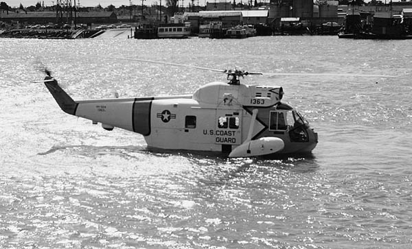 https://www.check-six.com/images/CG_Aircraft/HH-52_1363_water_taxi.jpg